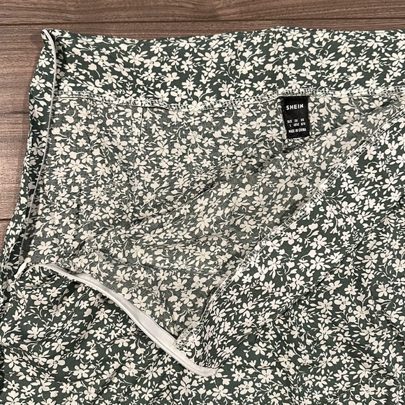 SHEIN Floral Skirt with Small Left Let Slit - Picture 4 of 6